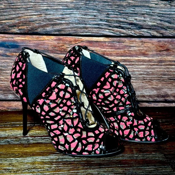 JIMMY CHOO TACTIC LASER-CUT PATENT LATHER CUTOUT BOOTIE HEEL SHOES 39 / 9 $1575 - Picture 2 of 10